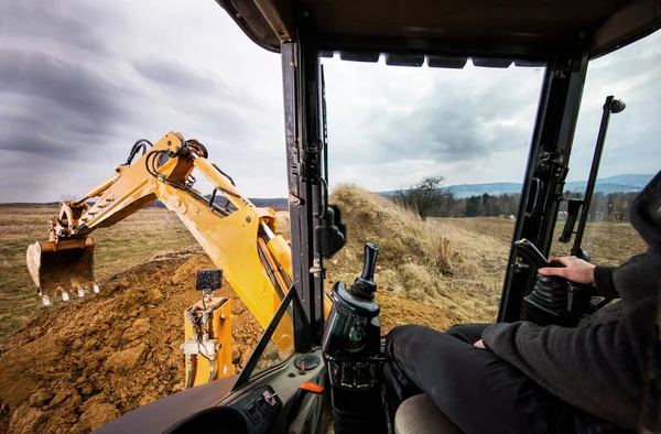 Sitede toprak işleri yapıyor tarak
