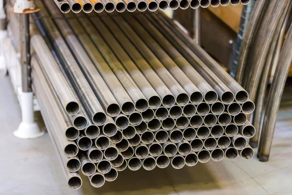 Boru üretim depo raflar üzerinde düzenlenir