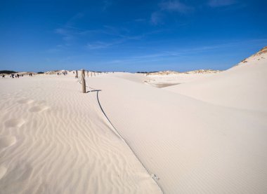Hareket eden kum tepeleri ile Sowiski Ulusal Parkı Polonya kıyılarının orta kısmında yer almaktadır.,
