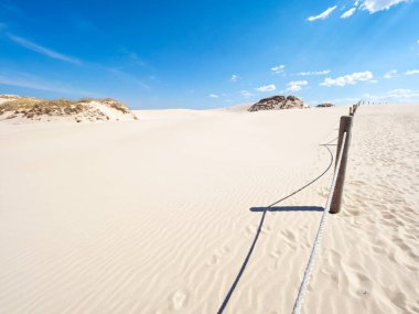Hareket eden kum tepeleri ile Sowiski Ulusal Parkı Polonya kıyılarının orta kısmında yer almaktadır.,