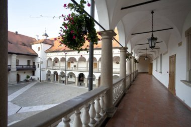 Niepoomice 'deki Rönesans kraliyet kalesinin manzarası