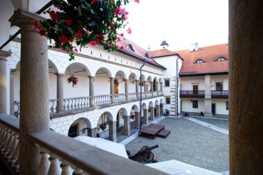 Niepoomice 'deki Rönesans kraliyet kalesinin manzarası