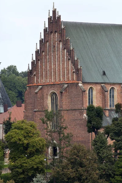 比斯兹 Biecz 中世纪城市建筑的圣体教堂立面 — 图库照片