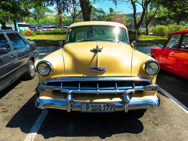 Retro samochodów chevrolet w Hawanie — Zdjęcie stockowe