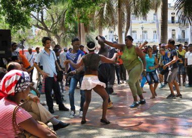 sıcak ve tutkulu Küba salsa meydanda