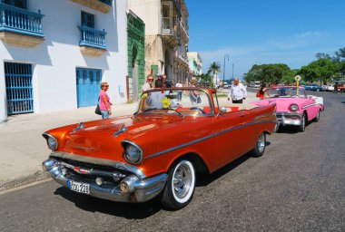 Havana'da kırmızı retro taksi
