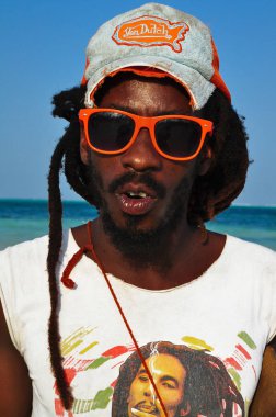 Jamaika stil dreadlocks ile serin Afrika Zanzibar adam 