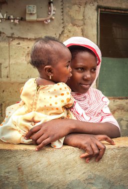 Genç Afrika anne ve bir çocuk sevgi ve bakım duygusu kucağında, 