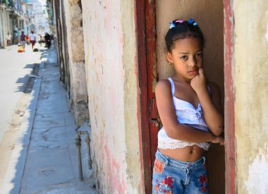 Havana, Küba'da küçük latin Amerikalı kız