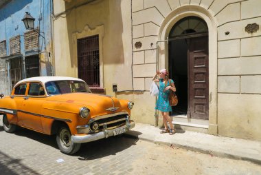 Havana'da Küba sürücü için bekleyen bir kız