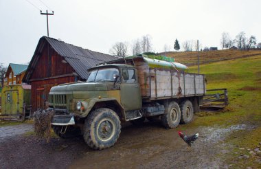 Ukrayna köyünde Sovyet kamyon