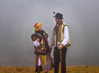 Ukrayna, Vorokhta - 29 Ocak 2014: güzel bir genç çift - karı koca yüksek Ukrayna Karpatlar az kar, ama aşk ısı ile kışın onları ısıtır geleneksel Ukrayna kostümleri