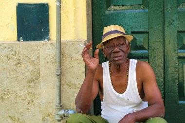yaşlı adam sigara içen Havana, Küba'dan