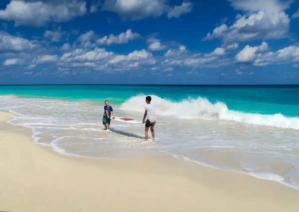 Мальчики готовятся к серфингу в океане — стоковое фото