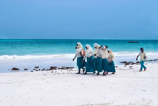 Zanzibar plaj üzerinde Afrika okul — Stok fotoğraf