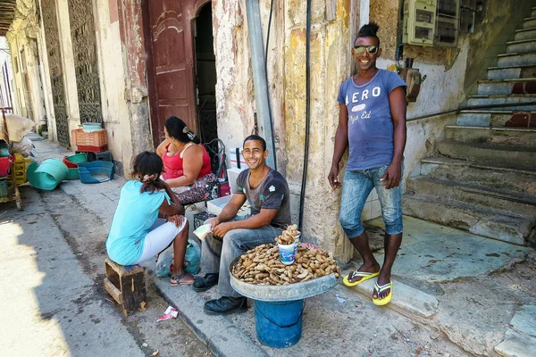 Boldog utcai árusok, Havannában — Stock Fotó