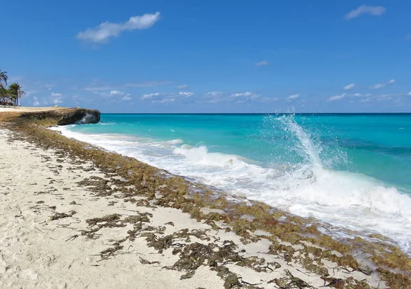 Ondas brancas salpicam contra a costa de Cuba — Fotografia de Stock