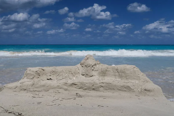 キューバの美しい夏の暑い日砂の城がによって洗い流されているすべては一時的なものであること概念を意味 大西洋の波 — ストック写真