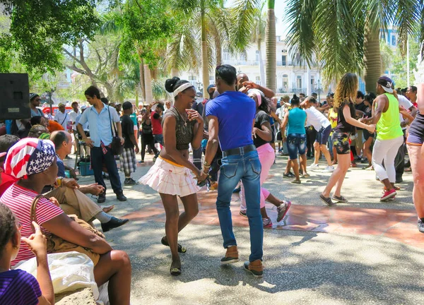 Sunny and hot cuban salsa in the square of Havana — Stock Photo, Image