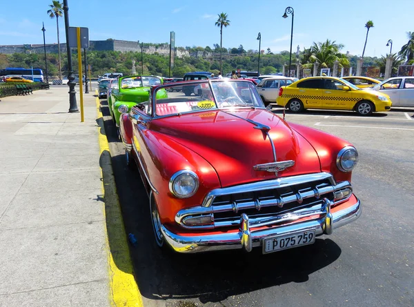 Piros retro chevrolet taxi, Havanna — Stock Fotó