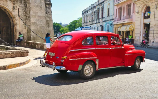 在哈瓦那，古巴红色复古车 — 图库照片