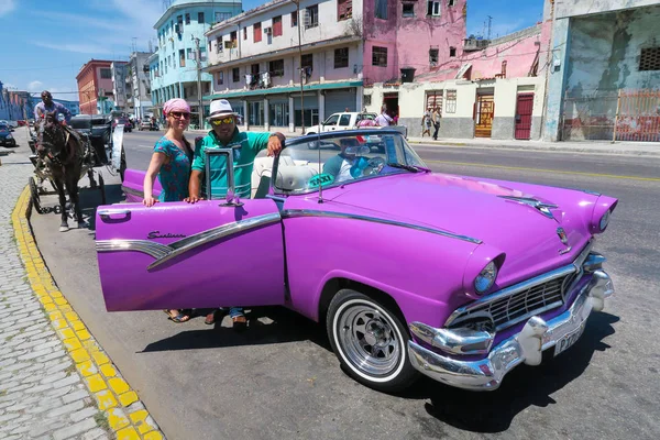 Un paseo en un coche retro morado Sunliner en La Habana —  Fotos de Stock