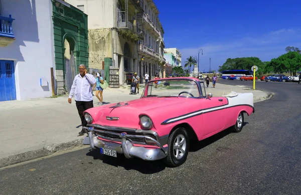 Havana'da pembe retro araba — Stok fotoğraf