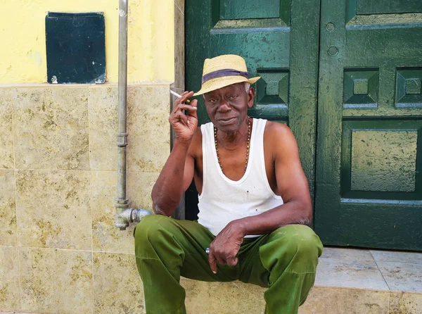 Viejo cubano con sombrero de paja fumando —  Fotos de Stock