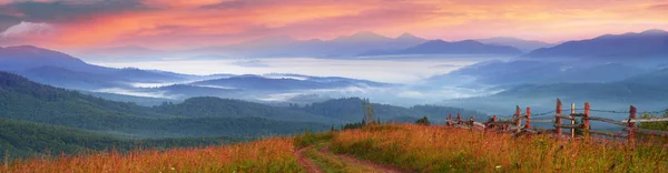 Früher magischer Morgen in Worochta, Ukraine — Stockfoto