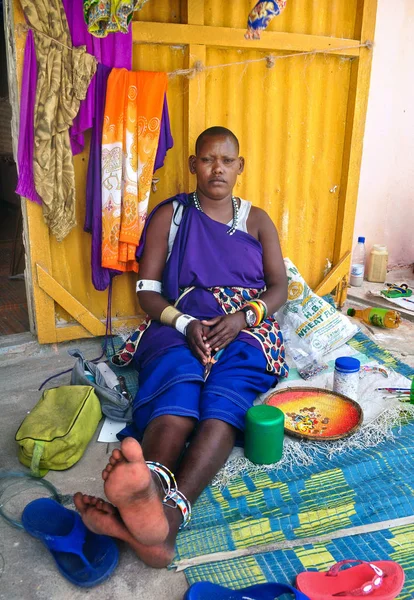 Mujer maasai tejiendo pulseras —  Fotos de Stock