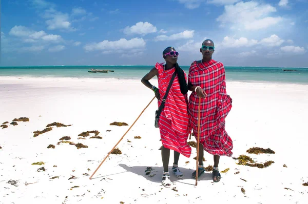 Maasai män på stranden — Stockfoto