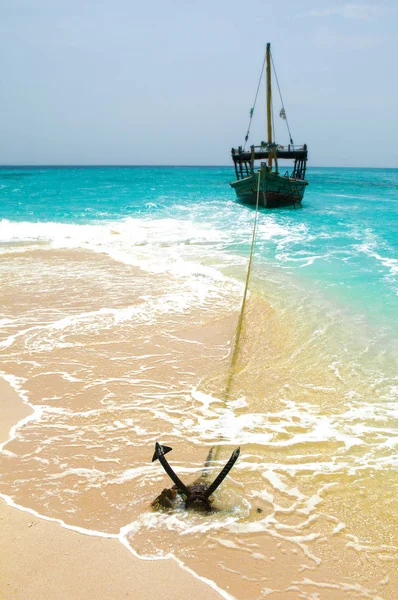 Lonely vintage boat anchored off the shore of Zanzibar island — Stock Photo, Image