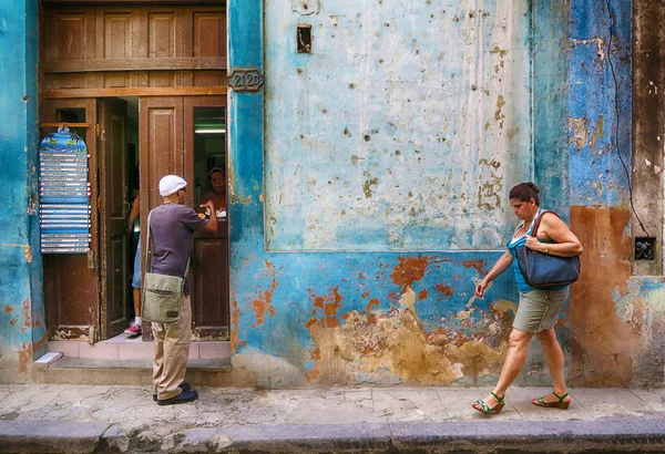 Pouliční život a lidé v Havana, Kuba — Stock fotografie