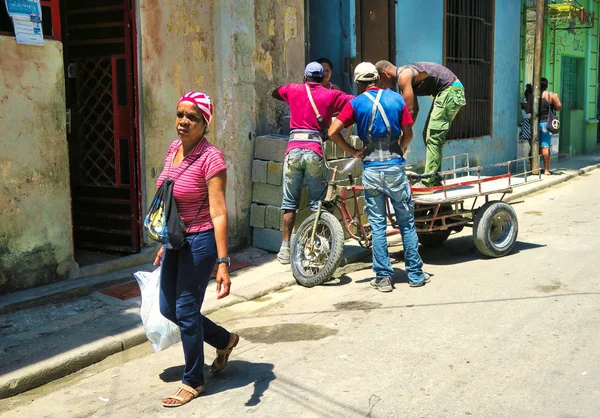 Utcai élet Havanna, a dolgozók és a közlekedési — Stock Fotó