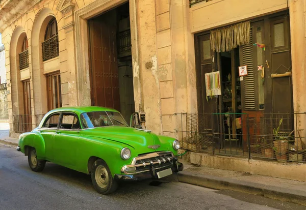 Voiture vintage rétro verte à La Havane, Cuba — Photo