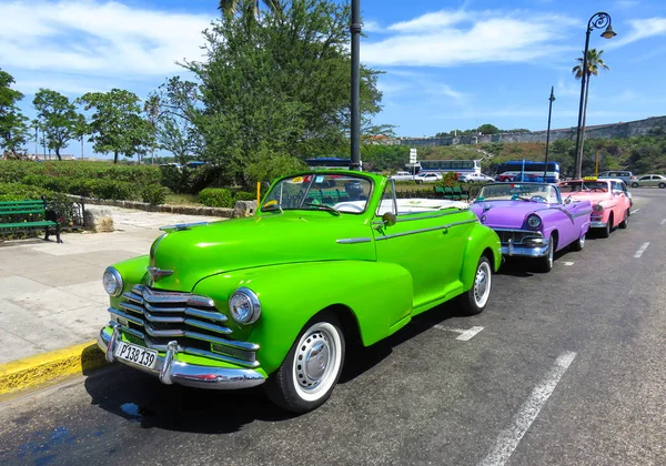 Vibrante carro retro verde em Havana — Fotografia de Stock