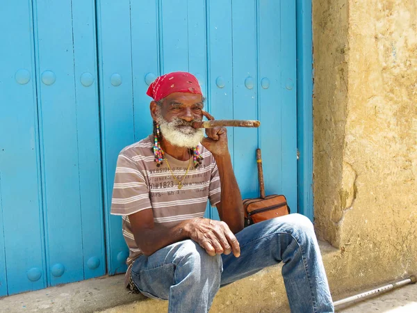 Lokala stjärnan i Havanna med en cigarr — Stockfoto