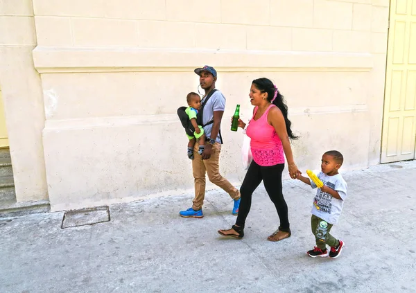 幸福的古巴家庭的四个 — 图库照片