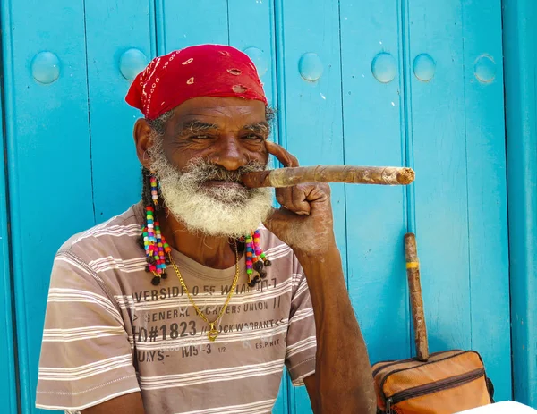 Ikonikus ember kubai szivar — Stock Fotó