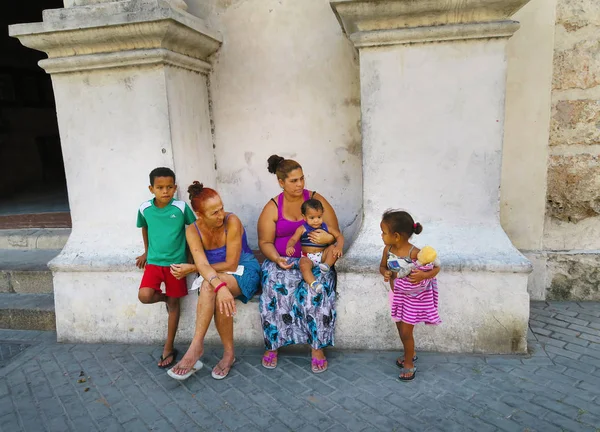 Familia cubana en La Habana — Foto de Stock