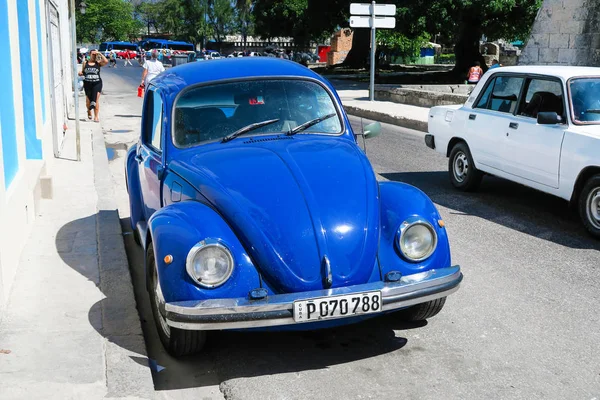 Kék retro autó, Havannában — Stock Fotó