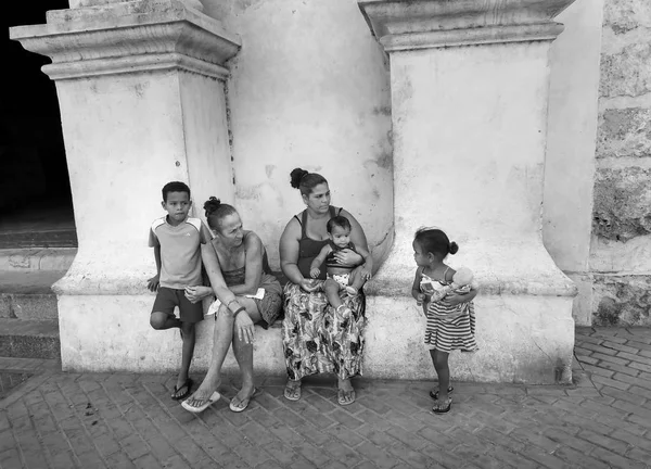 在哈瓦那的古巴家庭的黑白肖像 — 图库照片