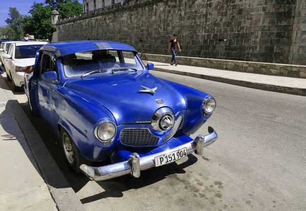 Blauw retro taxi in Centraal Havana — Stockfoto
