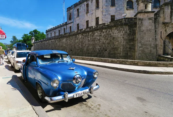 Blauwe Cubaanse retro auto — Stockfoto