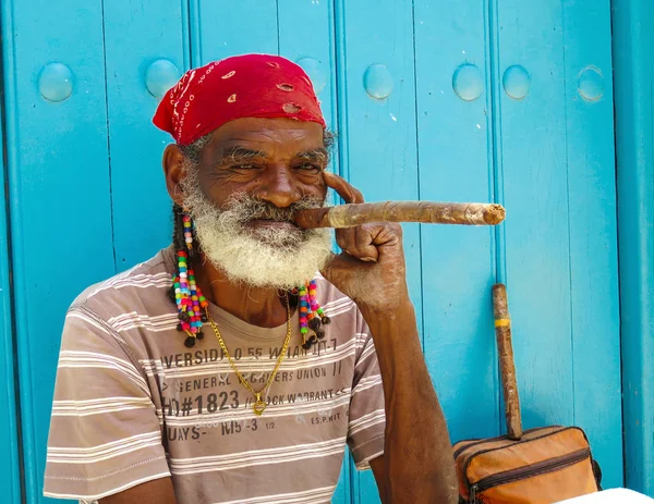 Homme cubain emblématique avec cigare Images De Stock Libres De Droits