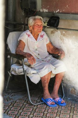 Havana'da yaşlı hasta Küba kadın