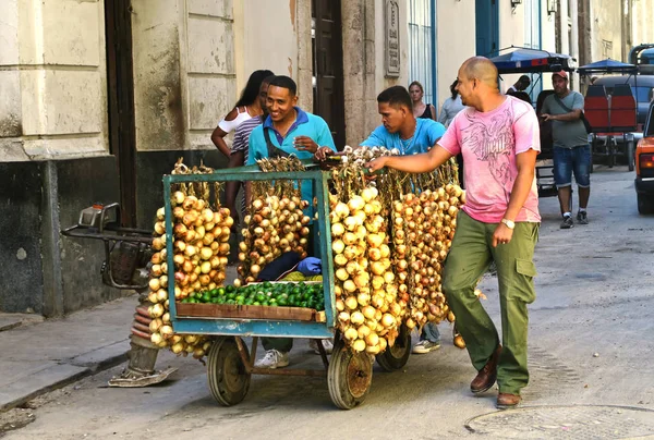 洋葱和石灰在哈瓦那的街头小贩 — 图库照片