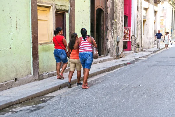 Havana'da üç tombul Küba kadın — Stok fotoğraf