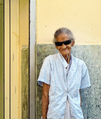 eski gülümseyen Küba kadın