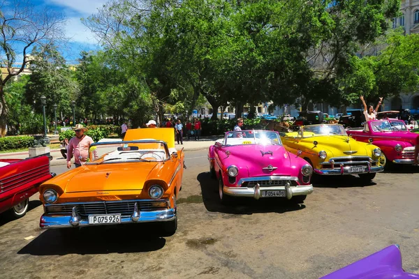 Carros de táxi retro coloridos em Havana — Fotografia de Stock